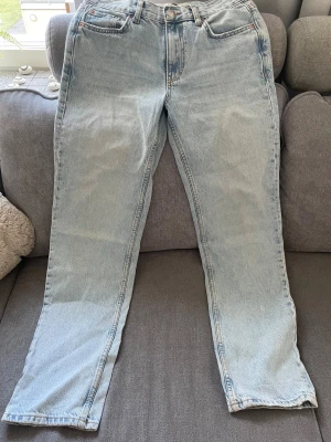 Ljusblå straight jeans  - Ljusblå straight jeans från Gina tricot ”perfect jenas”. Det är låg/mid waist. Har vikt upp slutet på Jensen så de har lite sträck och missfärgade (kanske går bort i tvätt) 