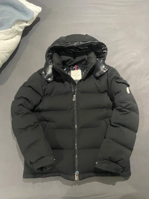 Moncler Jacka - Tja, säljer min moncler jacka som är i model (Montegenevre), den är storlek M och passar dig runt  175-185, jackan har knappt använts och är i Nyskick. Jackan är självklart äkta -  köpte jackan på NK men har slarvat bort kvittot därav det billiga priset.