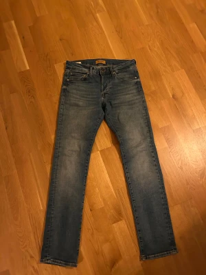 Blå Jack and Jones jeans - Snygga blå Jack and Jones jeans i storlek 27/30, det är än Slim/Glenn modell och sitter skönt på benen, köpte byxan i höstas men dom gillar inte Slim modellen!