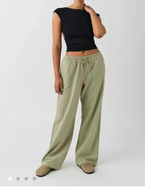 Ljusgröna linnebyxor  - Snygga ljusgröna linnebyxor med breda ben och avslappnad passform. 