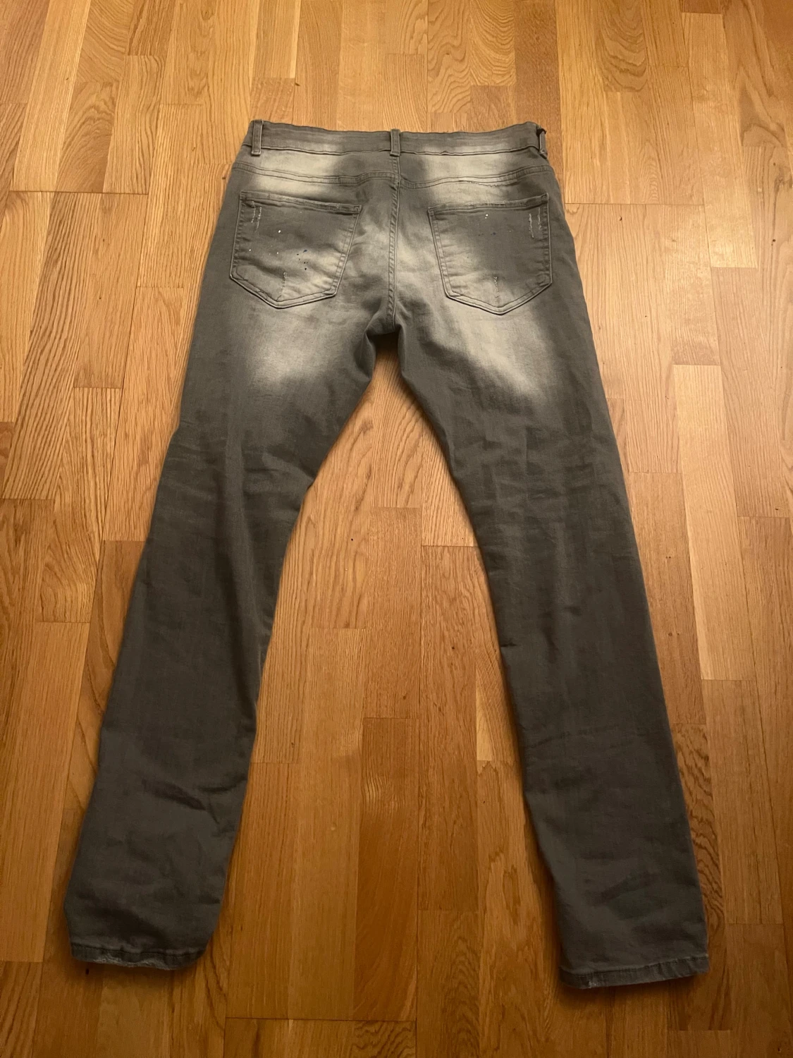 Grå Dsquared2 jeans med färgstänk