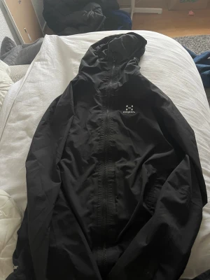 Svart vindjacka från Haglöfs - Hej säljer min Haglöfs jacka lite skador på ryggen men syns knappt 😅 finns i Borås 