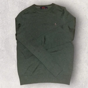 Morris Tröja - Snygg och exklusiv Morris stickad tröja i mörkgrön färg. Tunn, mjuk och riktigt skön tack vare merinoullen 