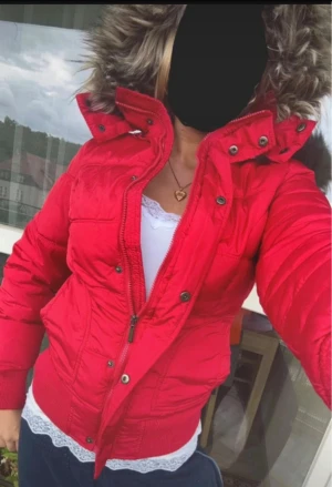 2000s jacka med fluffluva - Super snygg 2000s jacka perfect till vintern då den är väldigt varm. Super fint skick skriv för fler bilder eller mått