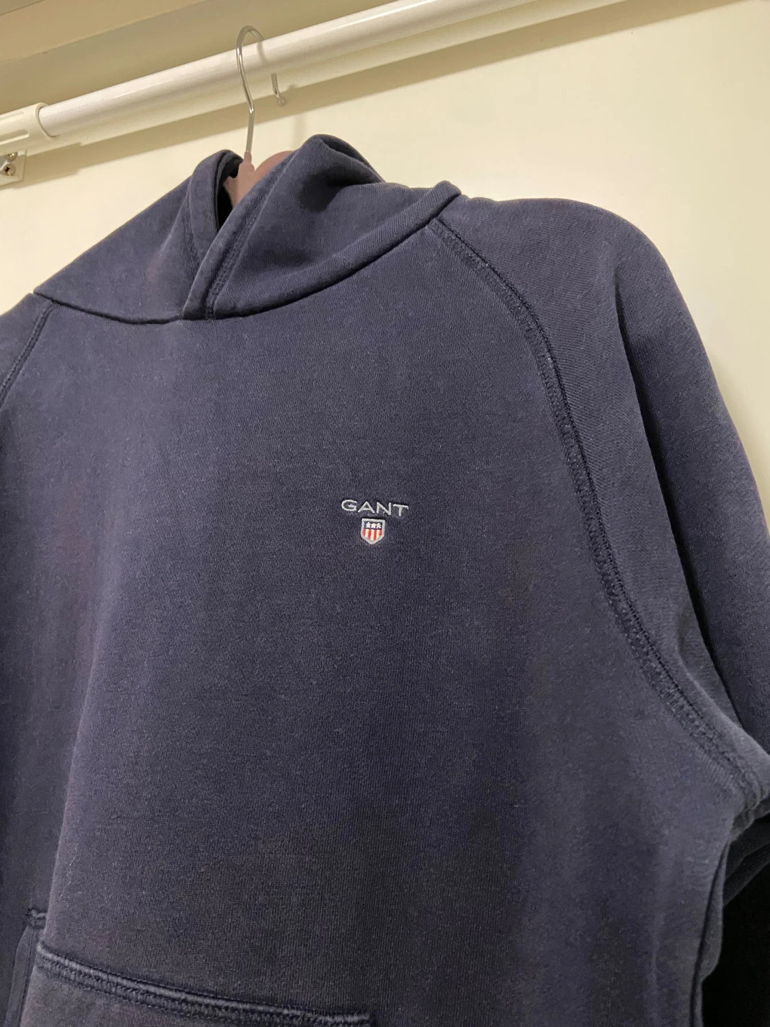 Mörkblå hoodie från GANT - 2