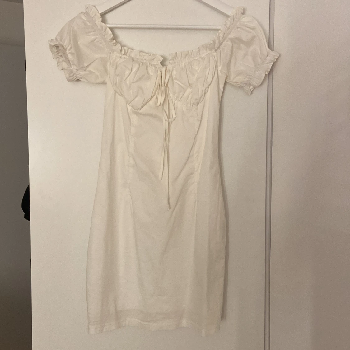 Vit offshoulder kortklänning