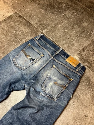 Sjuka Nudie Jeans - Steady Eddie 2  - Tja! Säljer mina käraste nudies i strlk 30/32, stört feta fades / honeycomb på dessa🫡 skriv om ni har frågor👏 Hål i ena fram fickan!!!