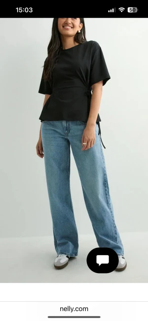 Levi's Superlow Loose jeans  - Säljer ett par Levi's Superlow Loose jeans i klassisk ljusblå färg Modellen har låg midja och riktigt loose passform med raka, vida ben. Dem är helt oanvända och ligger kvar i påsen.