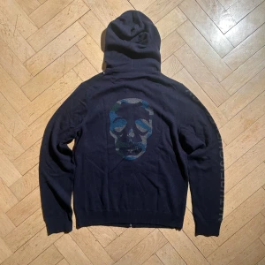 Helt ny Zadig & Voltaire merinoull zip-hoodie - Zadig & Voltaire Sixtine Skull hoodie. Helt ny, aldrig använd! Nypris: 4600. På ärmen står texten 'NATUREISOURLEGACY' i grått. Skriv vid ytterligare frågor eller funderingar🤝