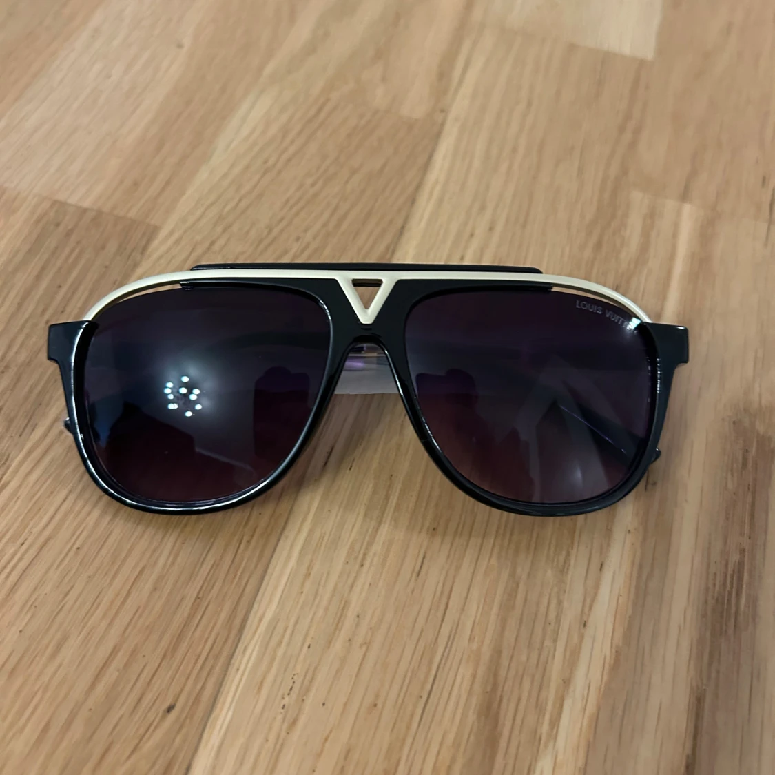 Louis Vuitton svarta och guldiga solglasögon