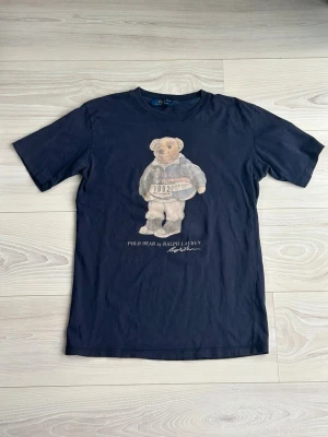 Mörkblå Polo Bear t-shirt Ralph Lauren - Snygg mörkblå t-shirt från Polo Ralph Lauren, storlek XS/S, vid intresse bara att höra av sig! 