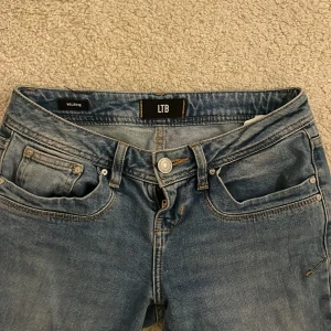 LTB jeans - Säljer mina LTB jeans i modellen  ”valerie” . Dem är boot cut och bra skick förutom en liten fläck som man ser på bild 5. Köpte dem för 900kr!🩷