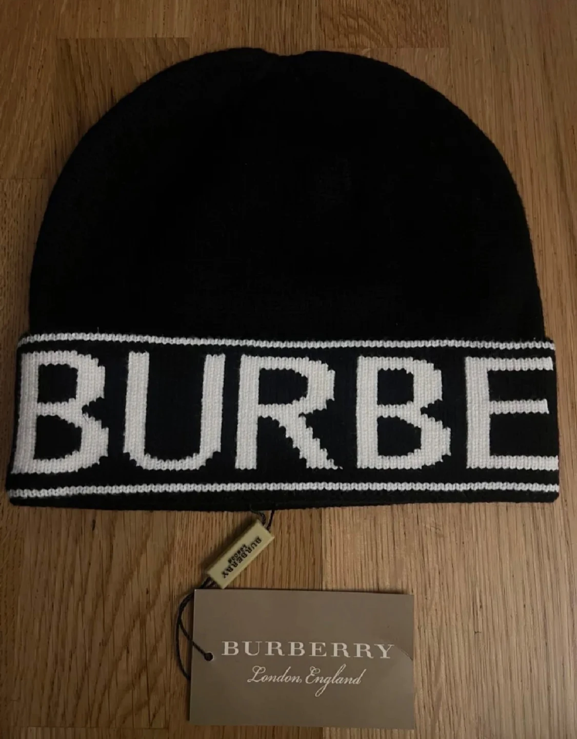 Svart Burberry mössa med logga