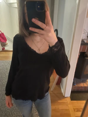 Svart blus - Säljer en superfin svart blus. Den är rätt så tunn och luftig med fina spetsar runt nacken och nere vid händerna. Storleken är XXL men jag skulle säga att den är mer som M då jag egentligen brukar ha XS-S och den bara är lite för stor☺️ Den har inga defekter förutom att några trådar vid spetsen har börjat spreta lite som man ser på sista bilden. Skriv gärna ifall ni har frågor💕
