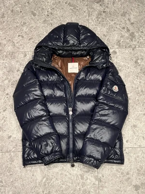 Moncler Maya - Hej! Säljer nu min riktigt snygga moncler Maya. Jackan är i storlek 2 (M), och säljs då jag köpt en annan jacka. Mycket snygg och unik färg som passar bra ihop med alla outfits. Hör av er vid minsta lilla fundering!