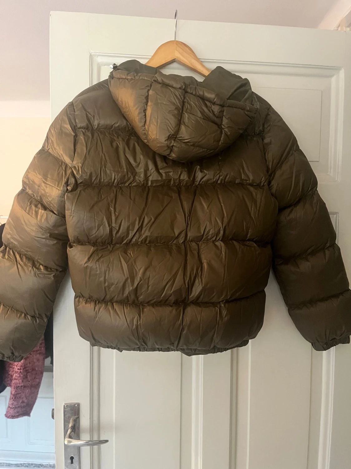 Olivgrön pufferjacka med huva - 3