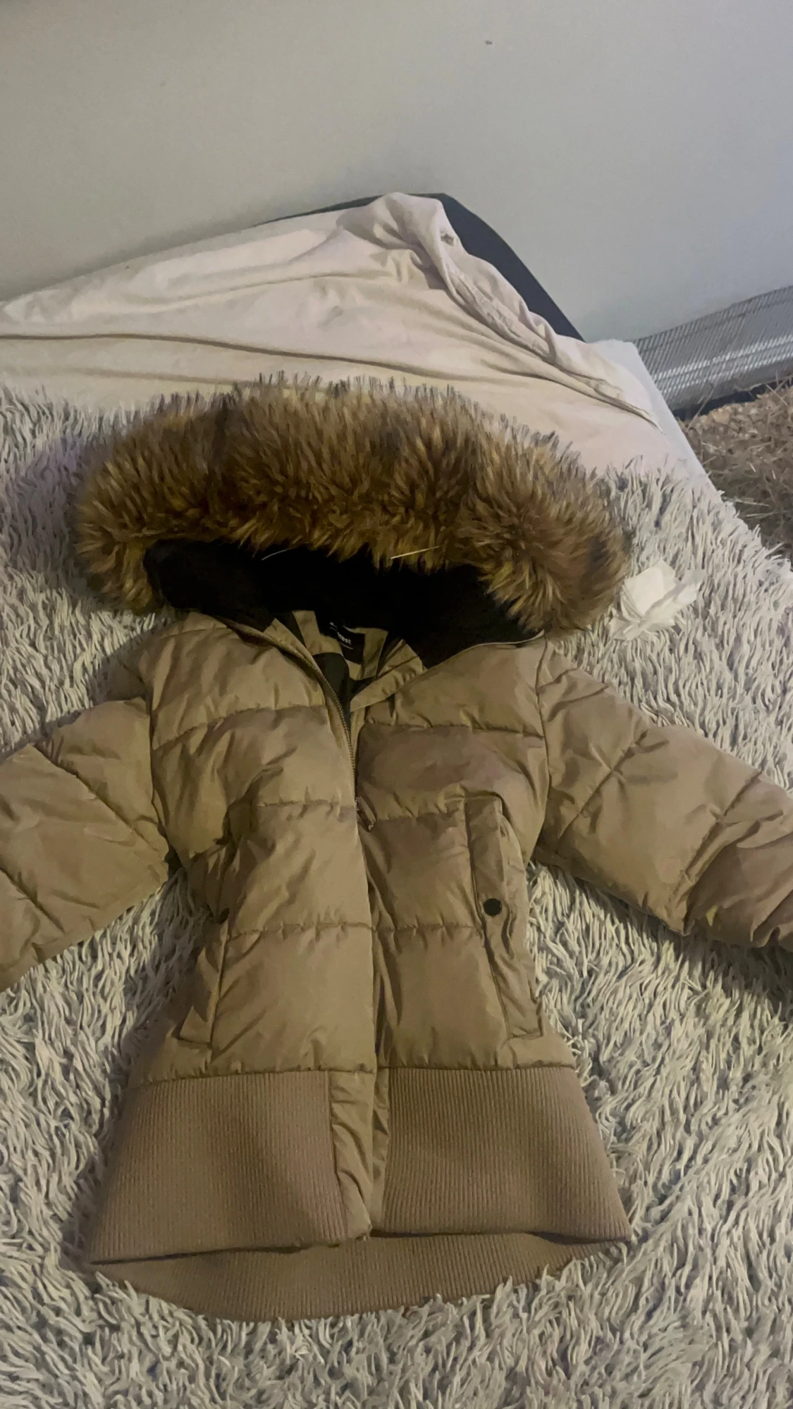 Beige pufferjacka med fuskpäls