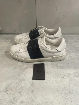 Valentino Open Navy - Fina skor i 8/10 skick! Dustbag och andra OG’s som box ingår. Kontakta för frågor!