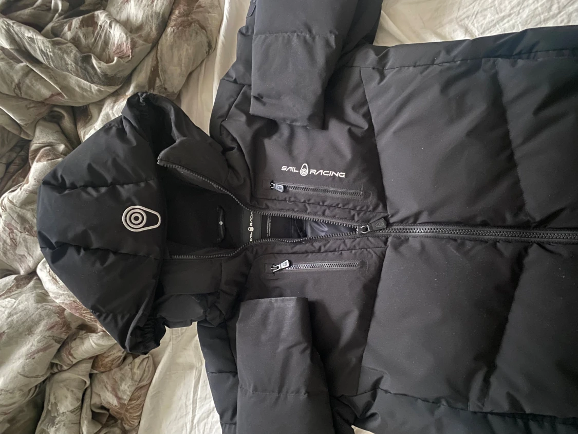 Svart dunjacka Sail Racing 170