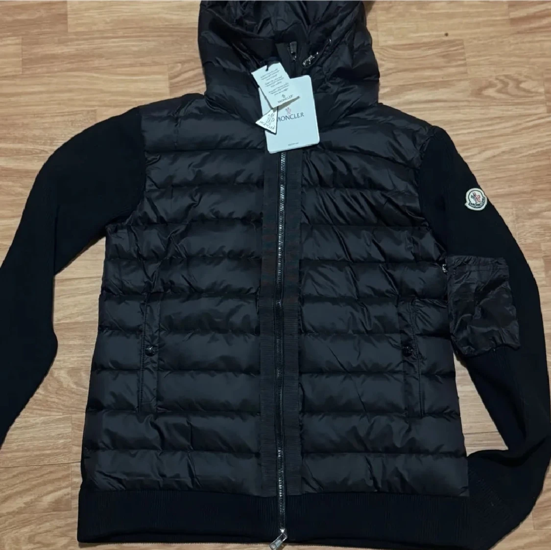 Svart Moncler pufferjacka med huva