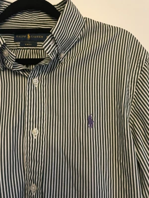 Ralph Lauren skjorta - En riktigt fet skjorta från Ralph Lauren, skjortan är endast använd några få gånger och är i fint skick. Skjortan är i slim och det finns inga defekter!