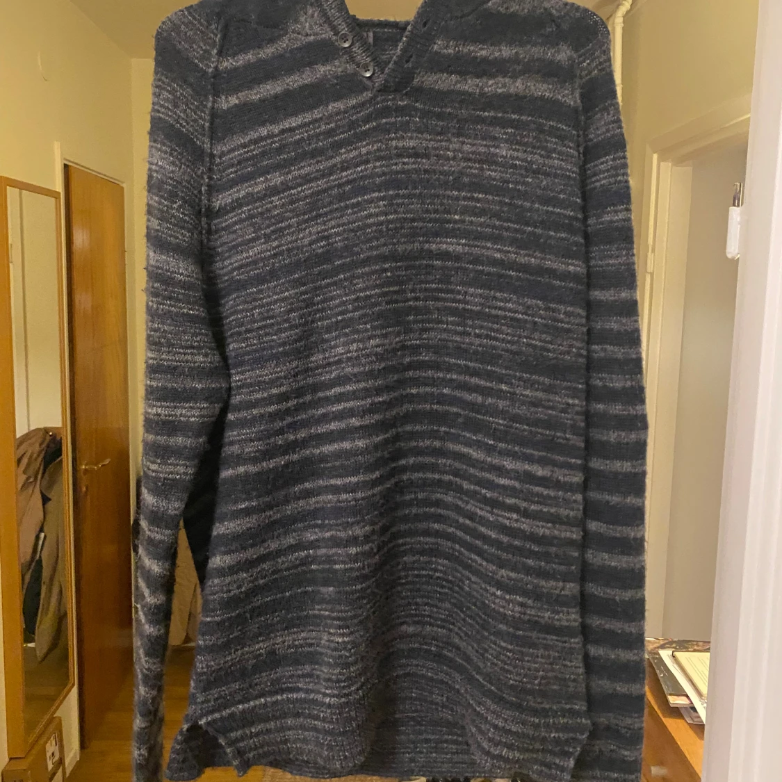 Randig mörkgrå hoodie med knappar - 1