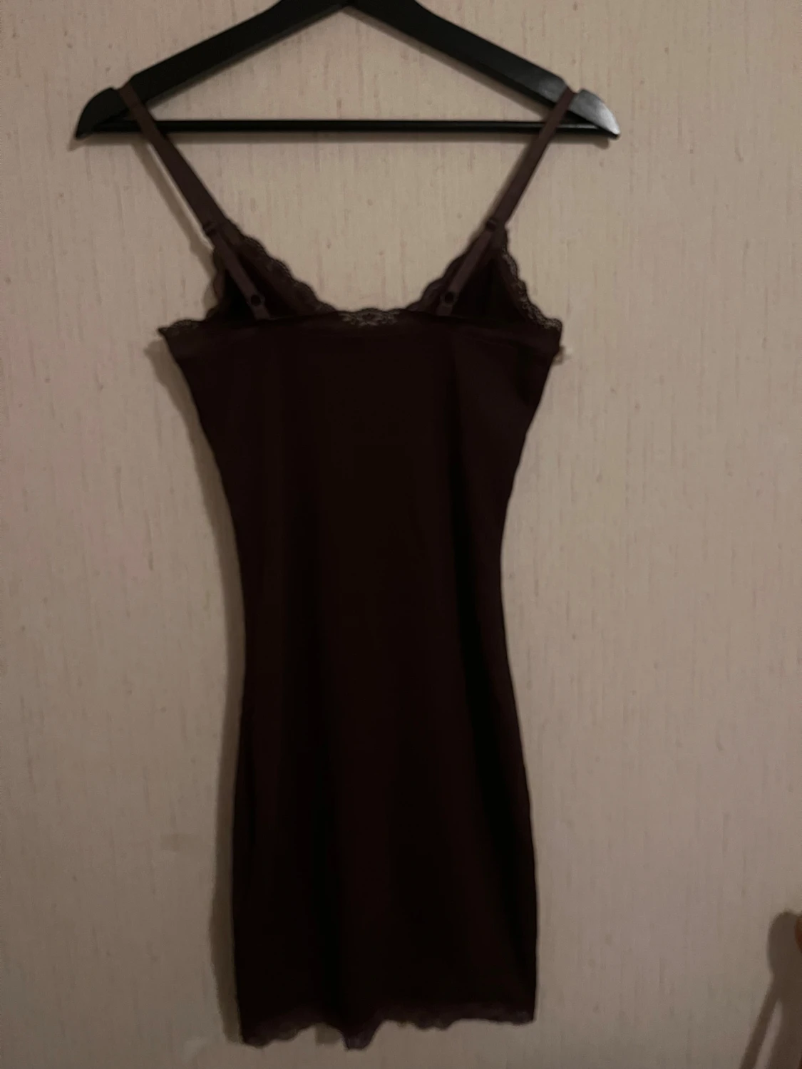 Brun ribbad spetsklänning med rosett - 1