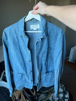 Jeans overshirt - Säljer en sjukt snygg jeansskjorta pga att den blivit för liten (jag är 183 cm) | Storlek: S | Hör av dig vid frågor🤝