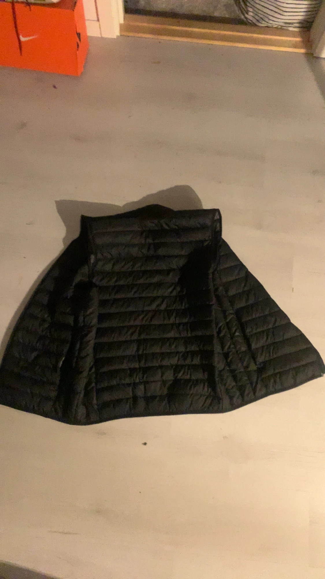 Svart dunväst med dragkedja från Hangten - 1