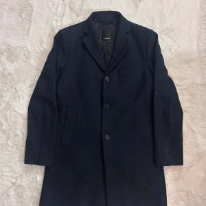 Mörkblå rock från J.Lindeberg - Tjena! Säljer en as snygg rock från J.Lindeberg | Skick 9/10 jättebra! | Färg - Mörkblå | Material  80% Ull, 20% Nylon! | Nypris 3999kr | Mitt pris 499kr! | Storlek 50-M | Hör av dig vid några funderingar eller frågor 