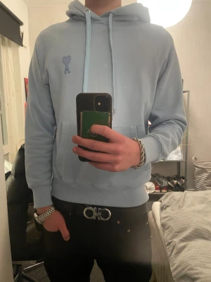 Ami Paris hoodie - Säljer en ljusblå hoodie från Ami Paris i storlek S, den är dock lite mindre i passformen och hade kunnat passa xs också. Den är i mycket bra skick och knappast använd. Skriv för frågor! 🚀