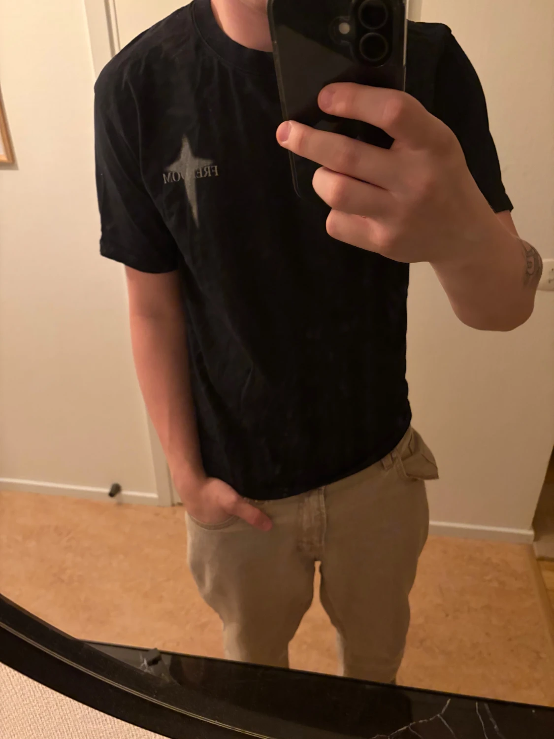 Svart t-shirt med vit korsdetalj - 1