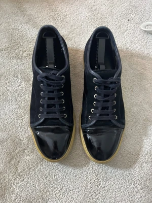 Lanvin Skor  - Säljer dessa otroligt feta Lanvin skor med Glans. 9/10 skick, riktigt fräscha.  Storlek: uk 10 44/45 Pris är diskuterbart ✅ Bara att höra av dig vid frågor! 5/5 reviews här på Plick ⭐ Fraktar samma dag 📦