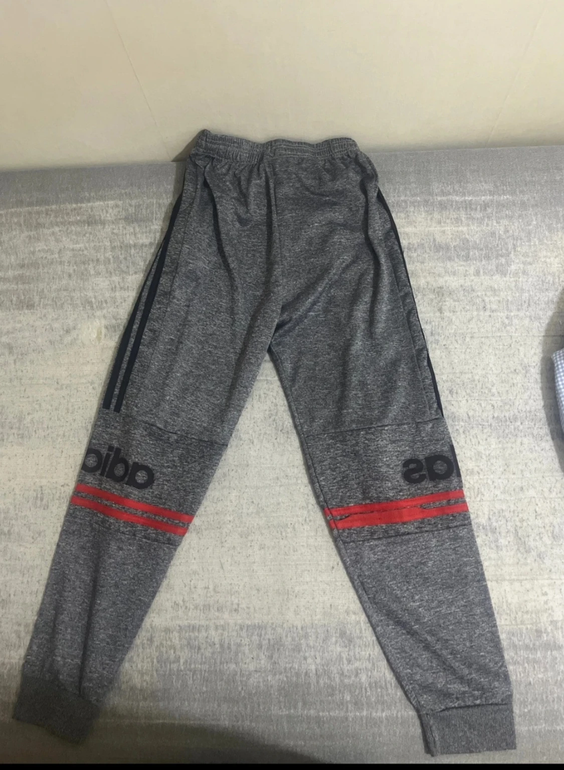 Grå mjukisbyxor från Adidas