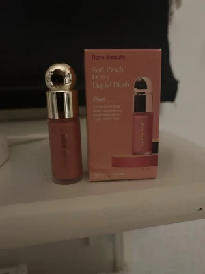 Rare beauty blush mini - En super fin flytande blush som är från rare beauty!Änvänd minst 2 gånger! Köpt för 240kr