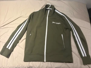 Olive grön palm angels - Säljer en skön oliv grön Palm Angels jersey zip i storlek M, 1300 är mitt pris men kan gå ner lite vid snabb å smidig affär skick är nyskick/ använt