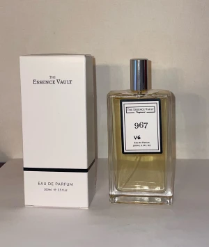 Essence Vault 967 Eau de Parfum - Top notes: Bitter Almond Middle notes: Vanilla · Floral Base notes: Vanilla Absolute · Tonka Bean · Sandalwood 100ml flaska 