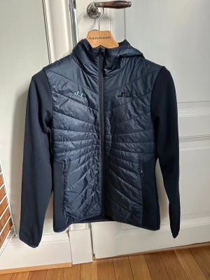 J Lindberg jacka  - Säljer en helt ny j Lindberg jacka. Original pris 2200kr och säljer för 900kr. Storlek S och aldrig använd.