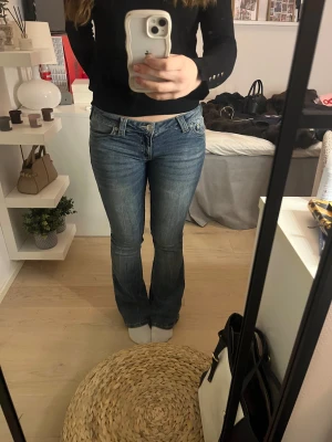 True Religion blå bootcut jeans - Jättefina truereligon jeans med rosa detaljer på fickorna💞säljes endast för att de inte kommer till användning… enda defekten de har är lite lätt slitning längst nere, annars i väldigt fint skick