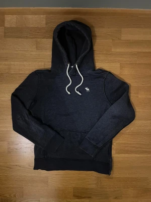 Abercrombie & Fitch hoodie - Fin marinblå hoodie från Abercrombie & Fitch i storlek S, mycket bra skick. Kontakta för fler frågor 