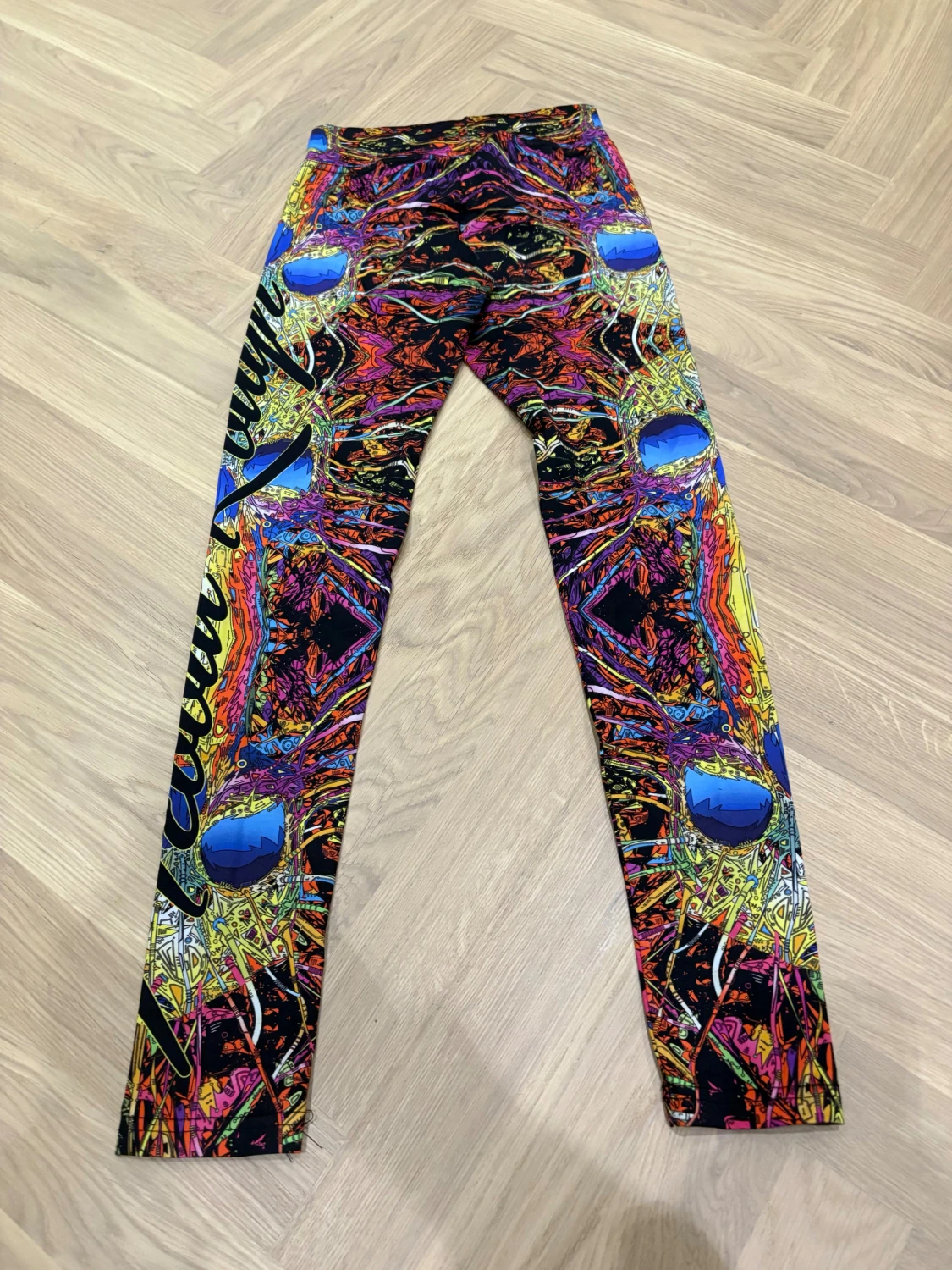 Färgglada leggings med grafiskt mönster - 1