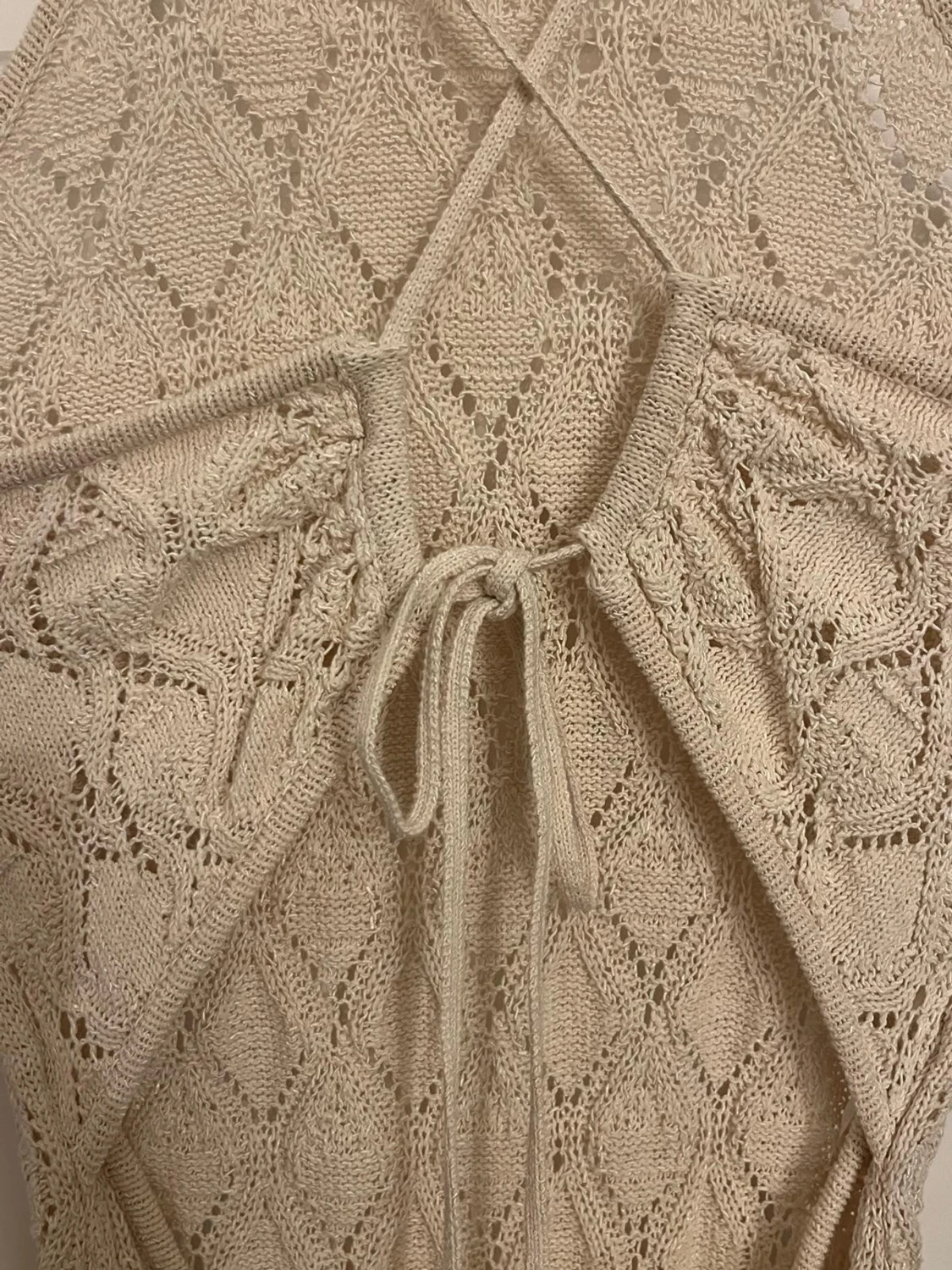 Beige stickad långklänning med snörning - 1