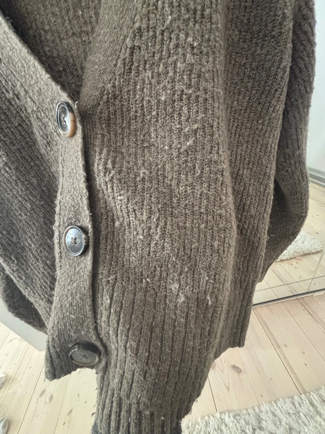 Brun stickad kofta med knappar - 2