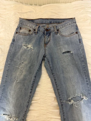 låg midjade jeans - Dallas jeans  - Sjukt snygga jeans som tyvärr inte kommer till användning då de inte passar mig, skulle säga att de passar som en xs/s. köpta på vinted och de sista bilderna är från tidigare ägaren. Inga defekter och i fint skick!! W28 L30 Midjemått : 71-72 cm Innerbenslängd : 80 cm 💓