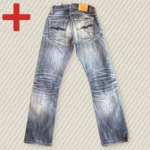 Bootcut Nudie Jeans  - Ett par riktigt fina Nudie Slacker jack med lätt bootcut öppning. Storlek: 30/32 men passar mer som 27/30. Riktigt fin patina och väldigt bra skick. Skriv om du har frågor!  Mått: Midja – 36 cm, Lår – 27 cm, Innersöm – 77 cm, Yttersöm – 103 cm, Benöppning – 19,5 cm