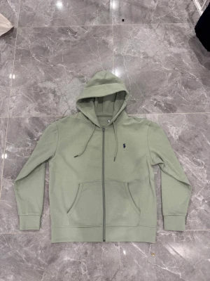 Ralph lauren zip hoodie - 🎨 Färg: ljus grön 📏 Storlek: S ♻️ Skick: Mycket fint skick 🧵 Material: Mjuk bomullsblend med broderad Polo-logo 📦 Skickas samma dag vid köp