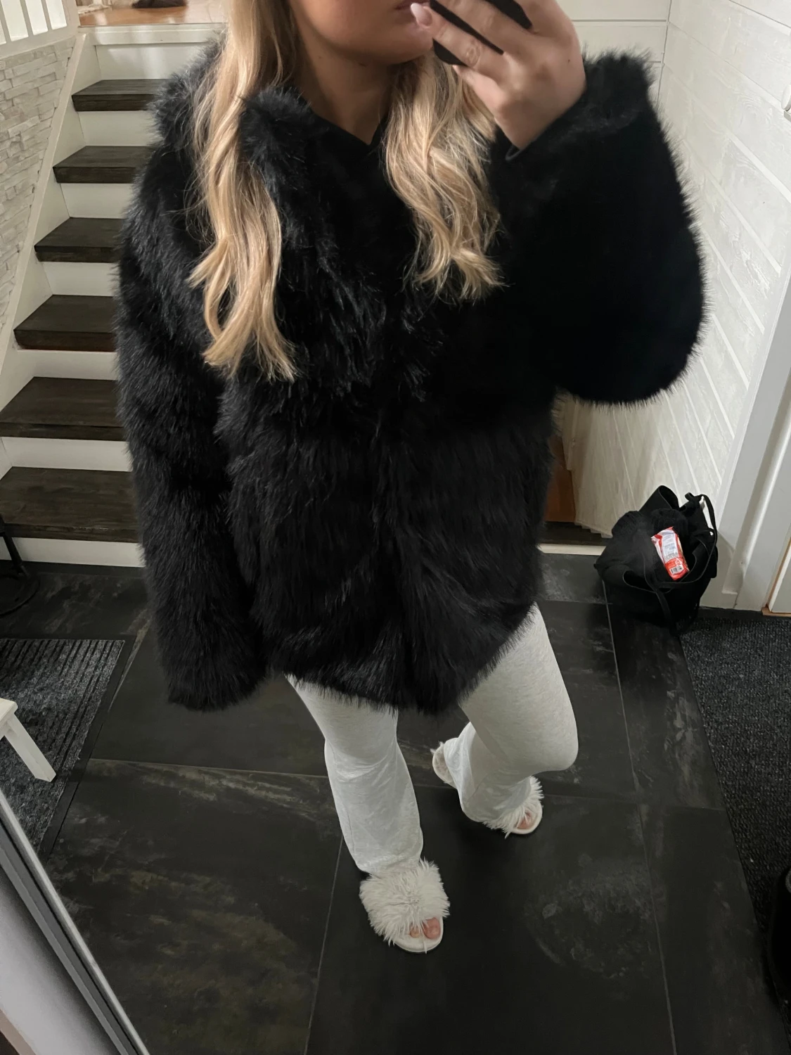 Svart pälsjacka med oversized passform - 4