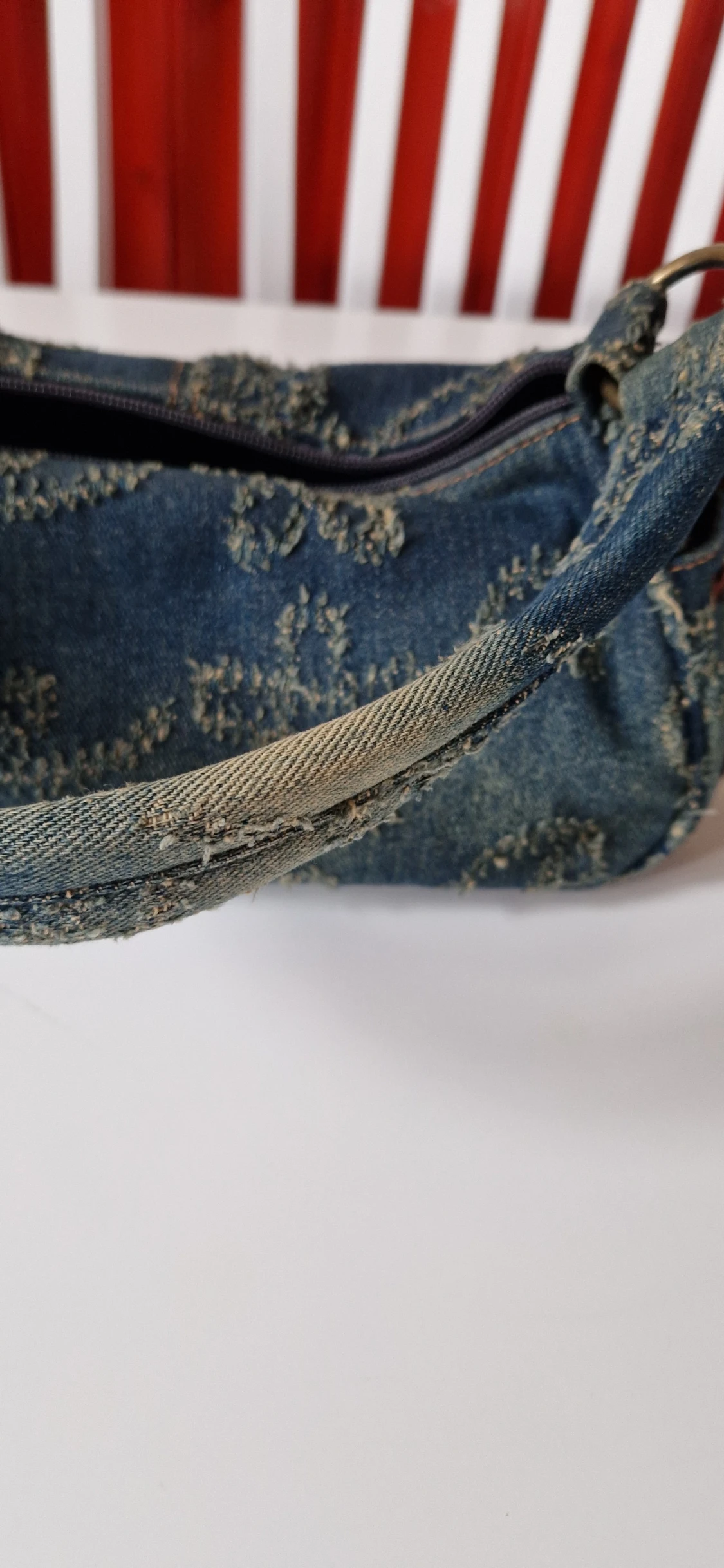 Blå axelväska i denim med dragkedja