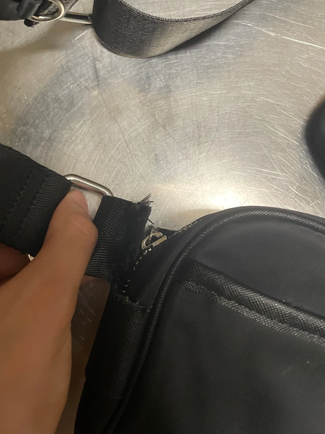 Svart axelväska från Prada med extra pouch - 2