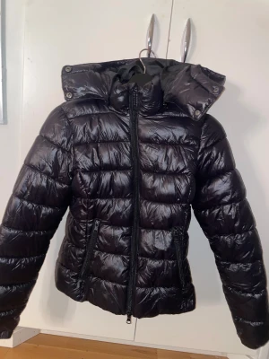 Svart pufferjacka från 157, XXS - Säljer nu min jättesnygga jacka som tyvärr blivit för liten för mig. Superfin och lätt att matcha med allt!🫶🏻💞